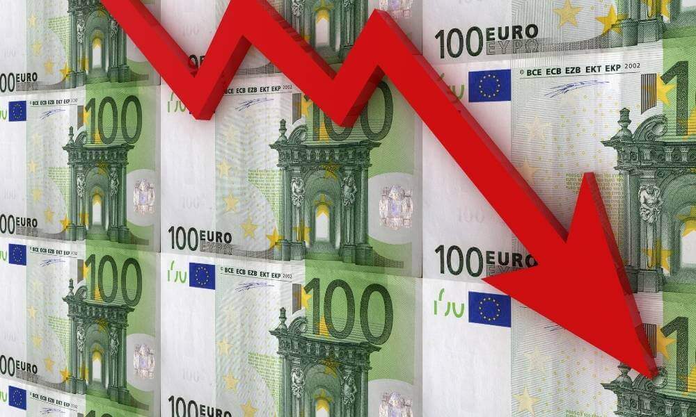 Euro falls to lowest since 2016 vs sterling, Aussie dollar shines